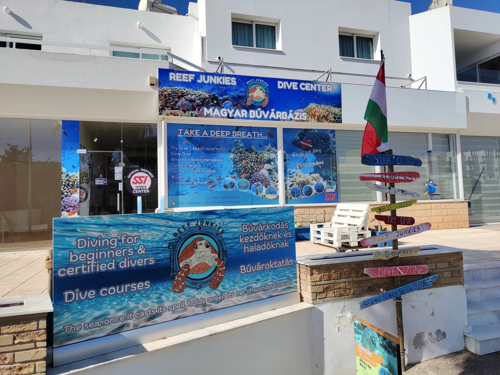 REEF JUNKIES dive center