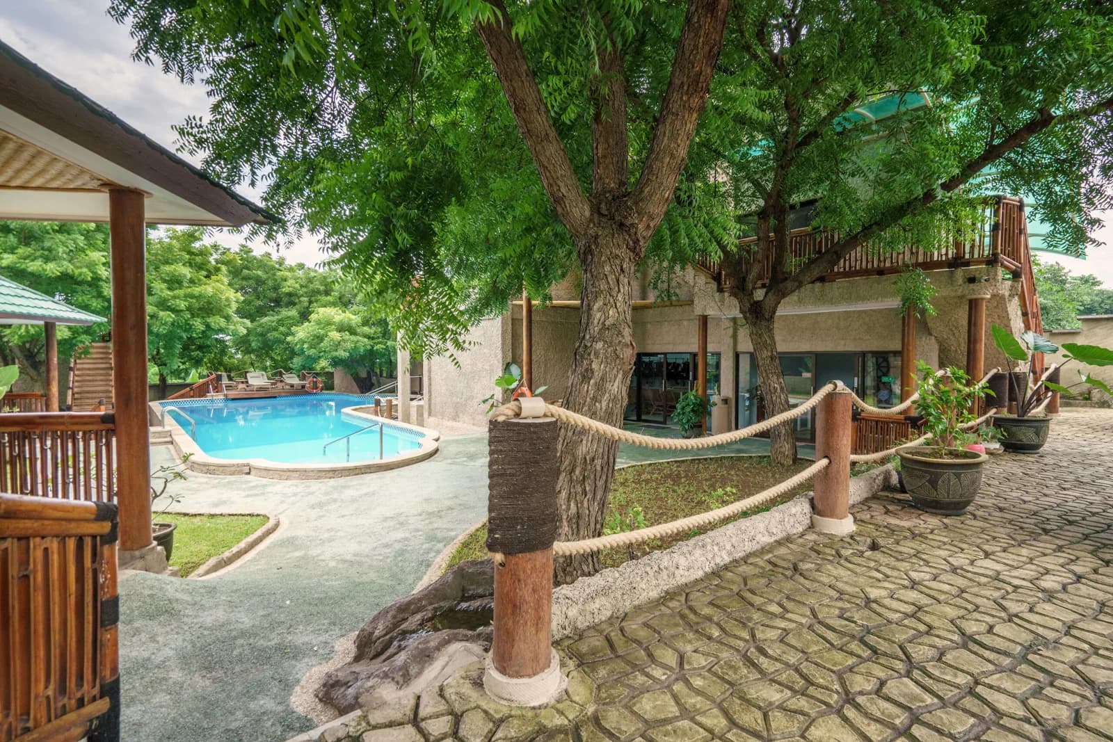 Lunar Dive Resort: Bamboo Villas