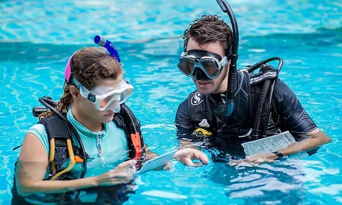 Scuba dive sea