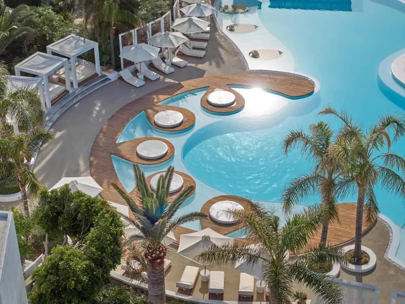Caramel, A Resort to Live