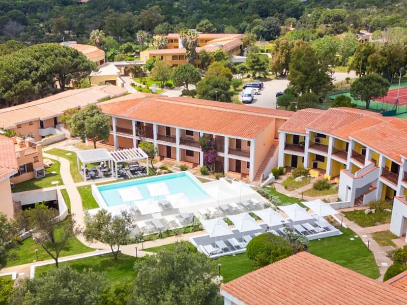 Residence with swimming pool in Costa Serena just 700 mt from the sea