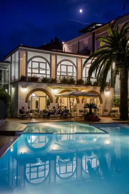 Hotel Riviera 3 Stelle con piscina estiva gratuita e garage a pagamento