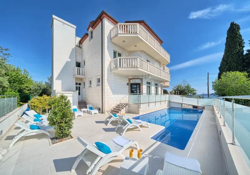 Hotel Riva Kaštela with swimming pool