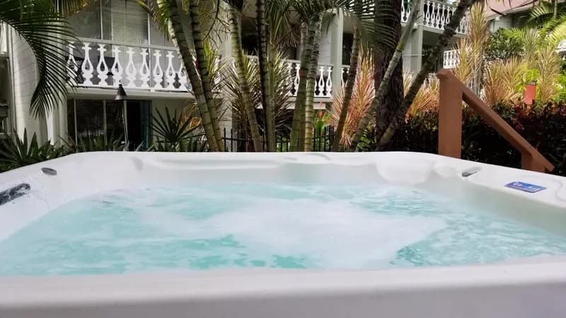 Kona Islander Inn - Prime Downtown Location with Hot Tub, Pool & Beach