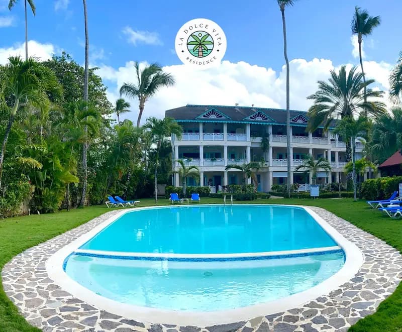 La Dolce Vita Beachfront Apt 2