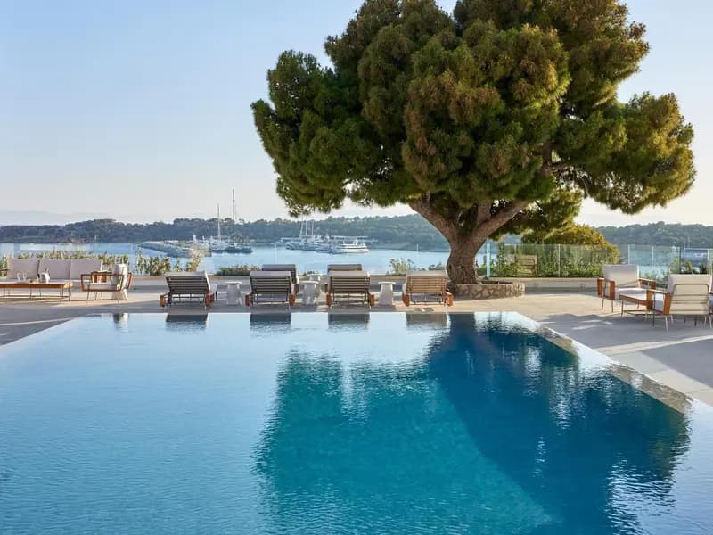 The Roc Club, A Hotel to Live